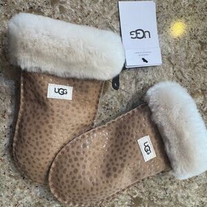 UGG Brown and Cream Sheepskin Mittens Kids 4-6 NEW